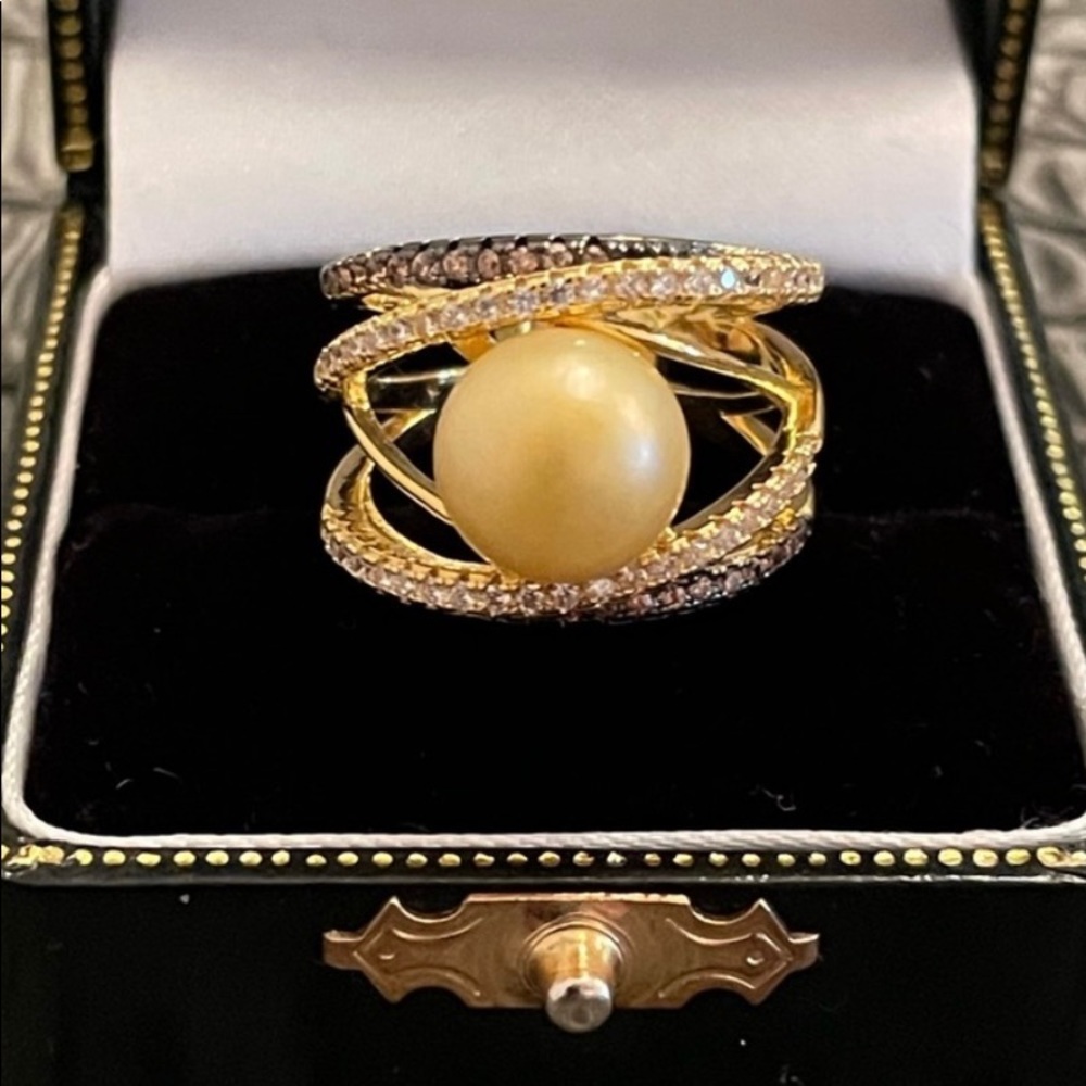 New! Yellow gold two-tone crystals and south sea pearl size 7